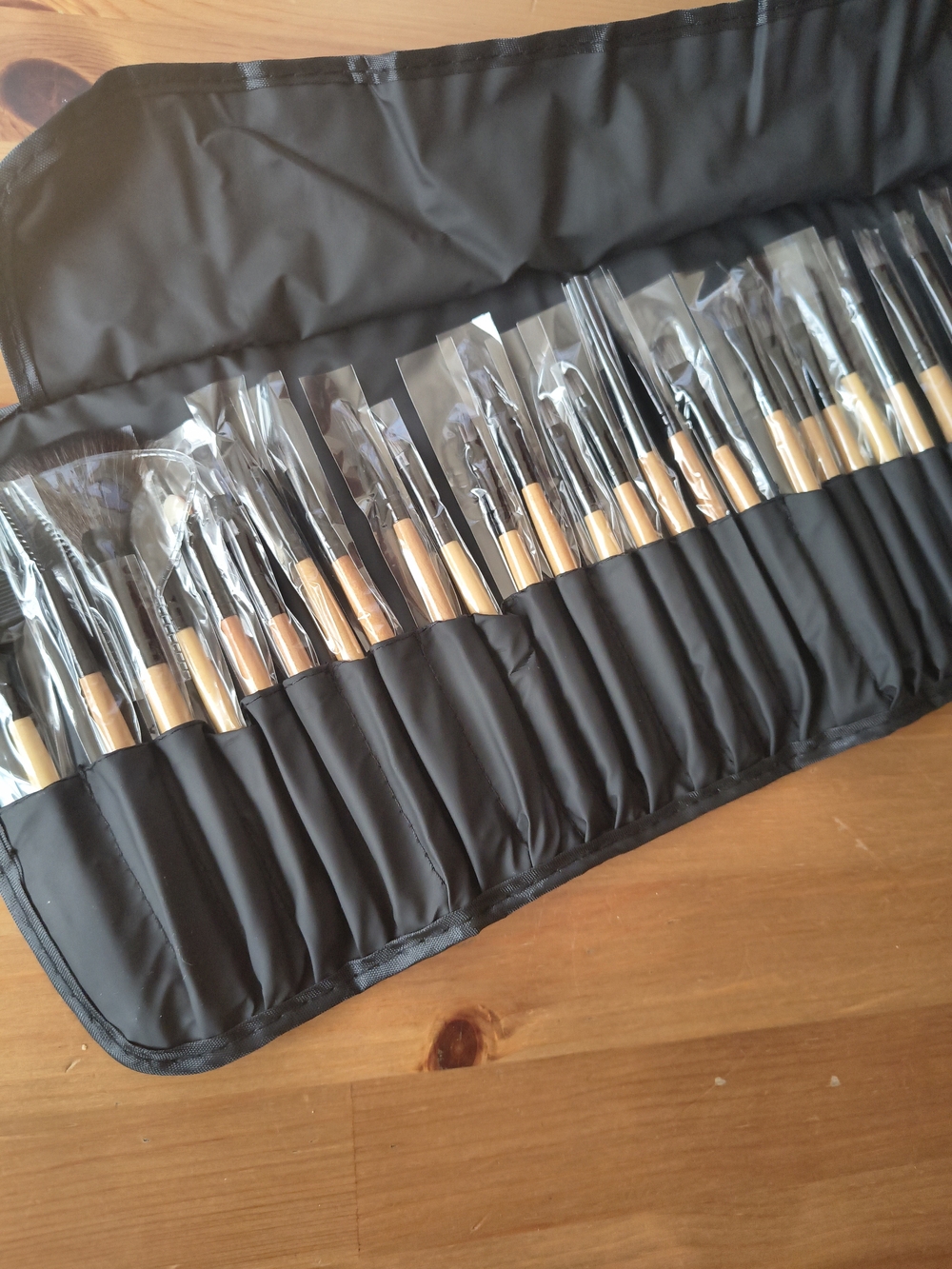 20-Piece Black and Wood Makeup Brush Set with Roll-Up Case